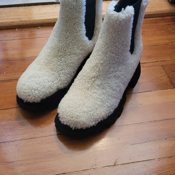 Alexander McQueen Shearling Chelsea Boots - Picture 4 of 7